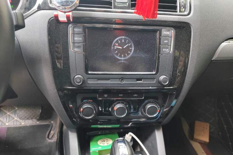 Used Volkswagen Sagitar 2018 1.6L Automatic Comfort Model Audio And AC Panel