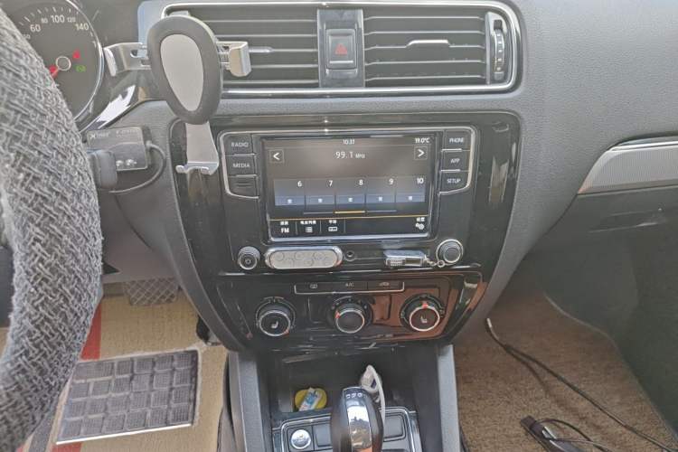 Used Volkswagen Sagitar 2018 1.6L Automatic Comfort Model Audio And AC Panel