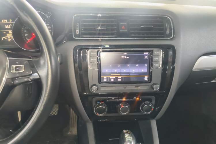 Used Volkswagen Sagitar 2018 1.6L Automatic Comfort Model Audio And AC Panel