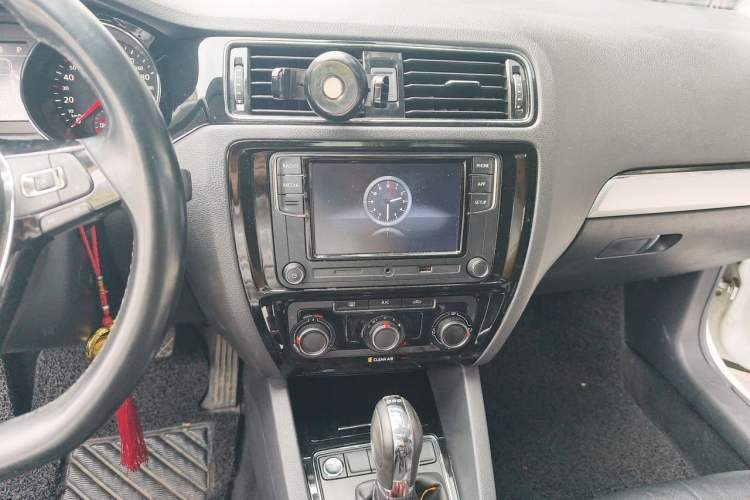 Used Volkswagen Sagitar 2018 280TSI DSG Ignite Edition Audio And AC Panel