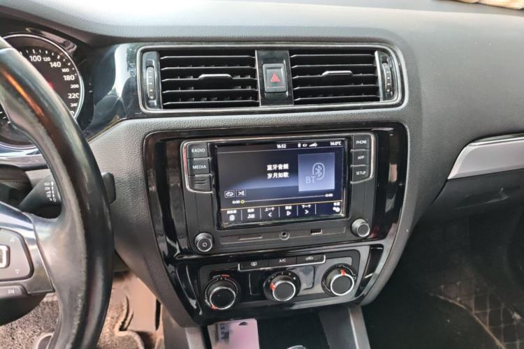 Used Volkswagen Sagitar 2018 1.6L Automatic Comfort Model Audio And AC Panel