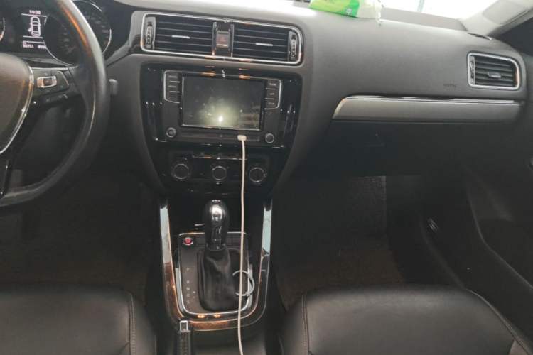 Used Volkswagen Sagitar 2018 280TSI DSG Ignite Edition Audio And AC Panel