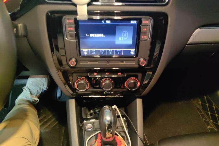 Used Volkswagen Sagitar 2018 1.6L Automatic Comfort Model Audio And AC Panel