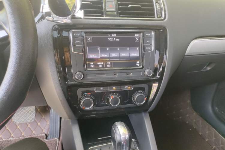 Used Volkswagen Sagitar 2018 1.6L Automatic Comfort Model Audio And AC Panel