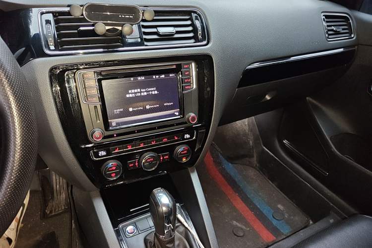Used Volkswagen Sagitar 2018 280TSI DSG Luxury Model Audio And AC Panel
