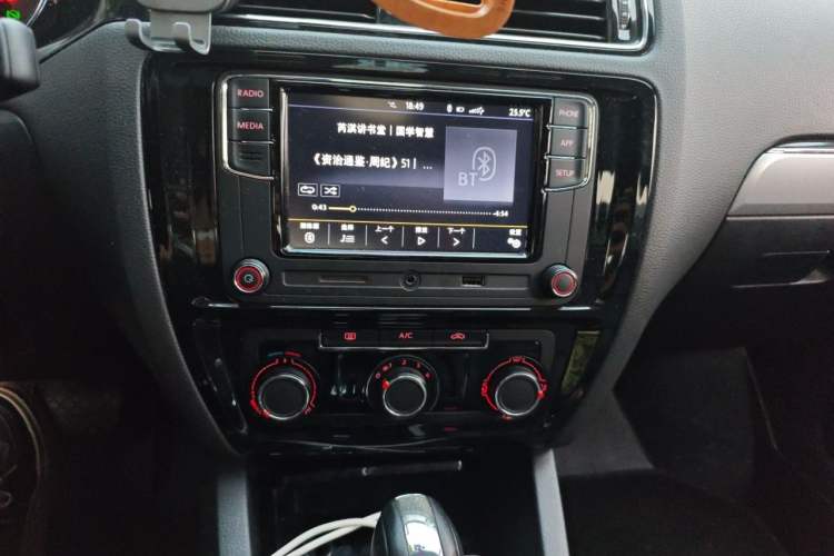 Used Volkswagen Sagitar 2018 1.6L Automatic Comfort Model Audio And AC Panel