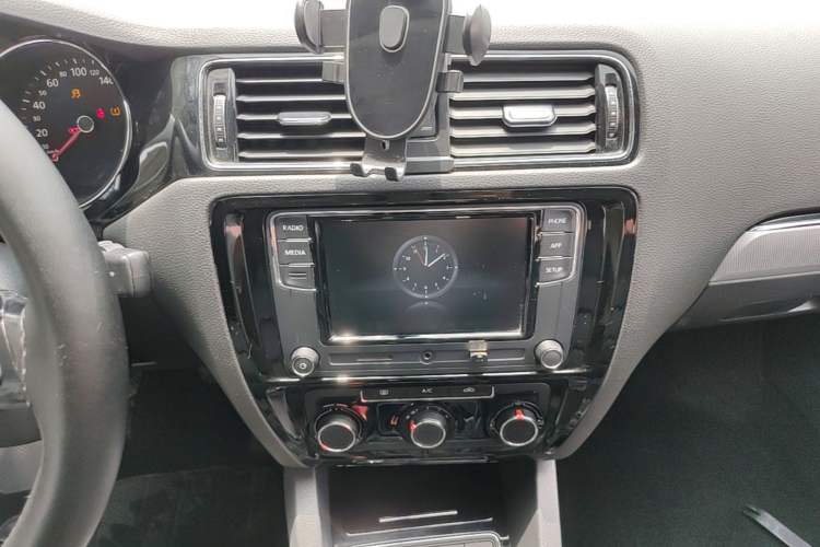 Used Volkswagen Sagitar 2018 1.6L Manual Comfort Model Audio And AC Panel