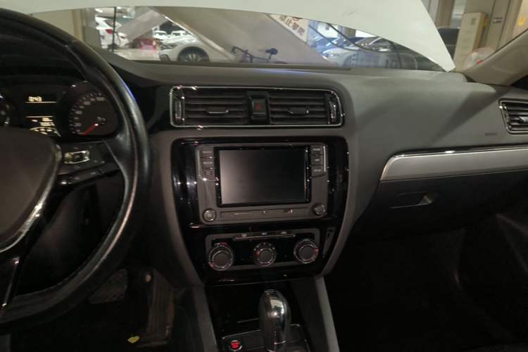Used Volkswagen Sagitar 2018 1.6L Automatic Comfort Model Audio And AC Panel