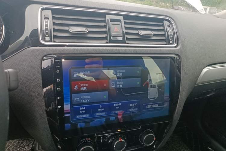 Used Volkswagen Sagitar 2018 280TSI DSG Ignite Edition Audio And AC Panel