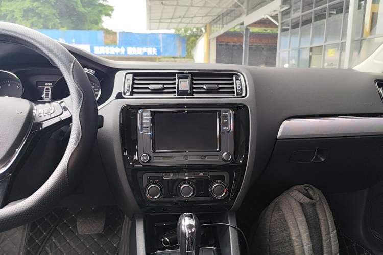 Used Volkswagen Sagitar 2018 280TSI DSG Ignite Edition Audio And AC Panel