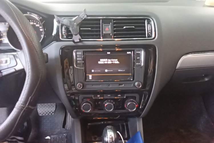 Used Volkswagen Sagitar 2018 1.6L Automatic Comfort Model Audio And AC Panel