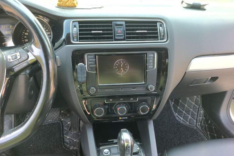 Used Volkswagen Sagitar 2018 1.6L Automatic Comfort Model Audio And AC Panel