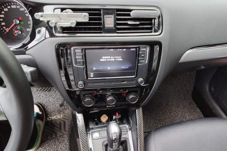 Used Volkswagen Sagitar 2018 280TSI DSG Ignite Edition Audio And AC Panel