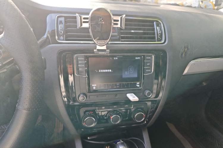 Used Volkswagen Sagitar 2018 1.6L Automatic Comfort Model Audio And AC Panel
