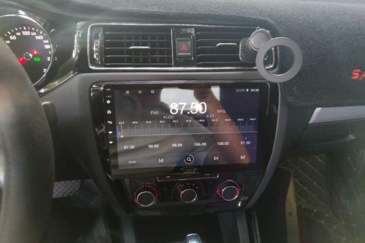 Used Volkswagen Sagitar 2018 1.6L Automatic Comfort Model Audio And AC Panel