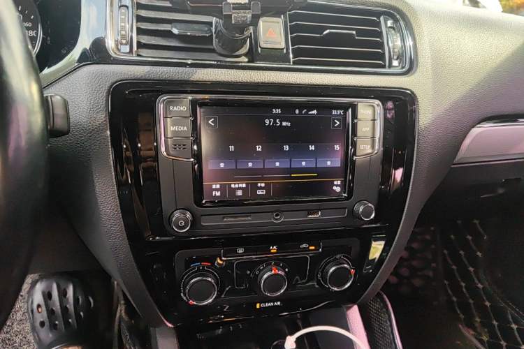 Used Volkswagen Sagitar 2018 280TSI DSG Comfort Model Audio And AC Panel