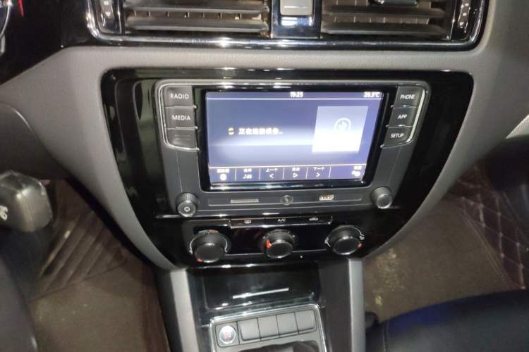 Used Volkswagen Sagitar 2018 1.6L Manual Comfort Model Audio And AC Panel