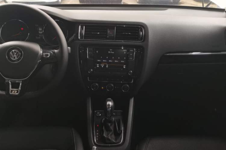 Used Volkswagen Sagitar 2018 280TSI DSG Luxury Model Audio And AC Panel