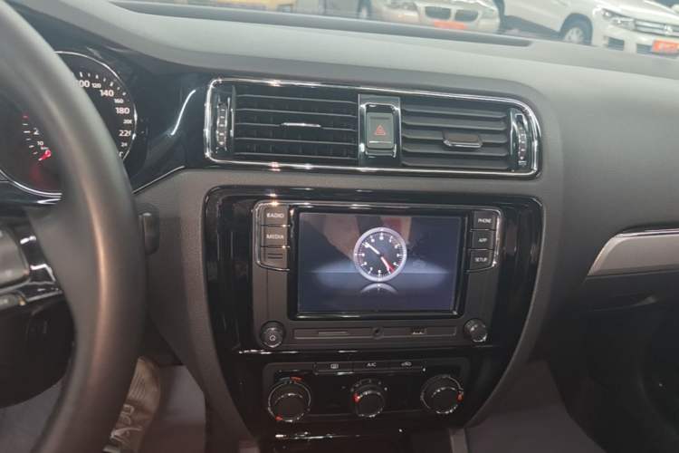 Used Volkswagen Sagitar 2018 1.6L Manual Comfort Model Audio And AC Panel