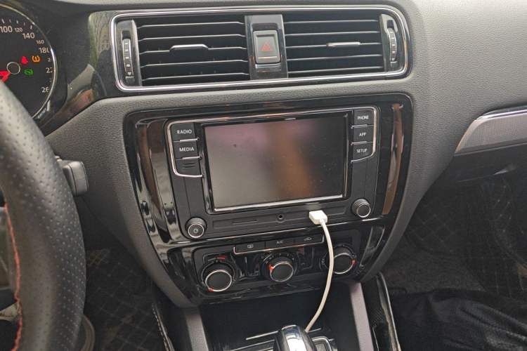 Used Volkswagen Sagitar 2018 1.6L Automatic Comfort Model Audio And AC Panel