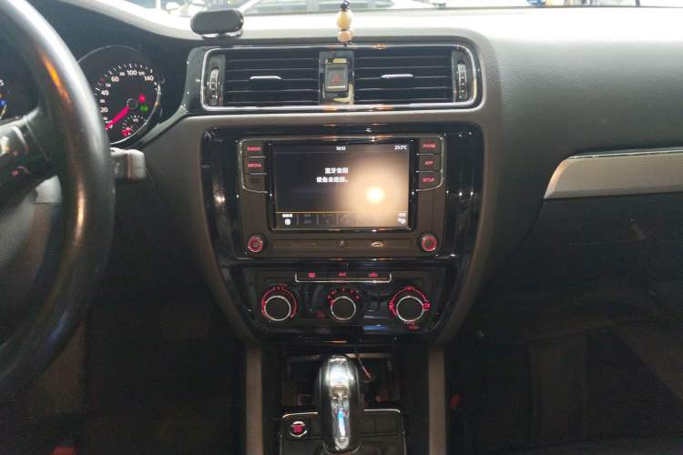 Used Volkswagen Sagitar 2018 280TSI DSG Ignite Edition Audio And AC Panel