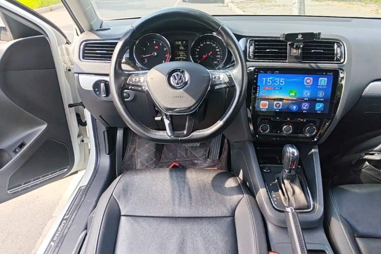 Used Volkswagen Sagitar 2018 1.6L Automatic Comfort Model Audio And AC Panel