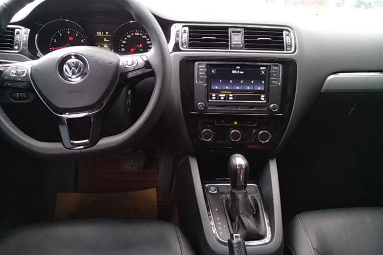 Used Volkswagen Sagitar 2018 1.6L Automatic Comfort Model Audio And AC Panel