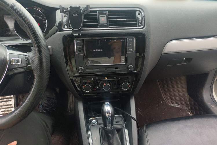 Used Volkswagen Sagitar 2018 280TSI DSG Ignite Edition Audio And AC Panel