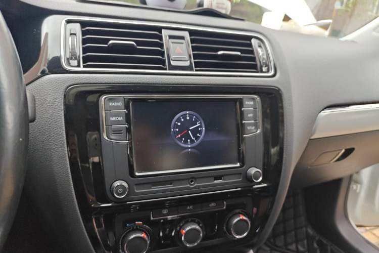Used Volkswagen Sagitar 2018 1.6L Automatic Comfort Model Audio And AC Panel