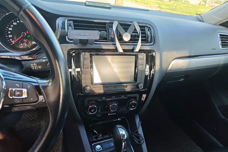 Used Volkswagen Sagitar 2018 180TSI DSG Prestige Edition Audio And AC Panel