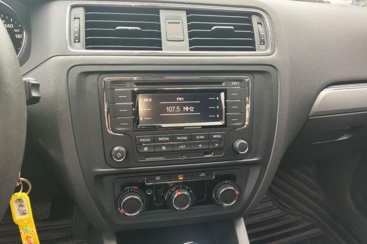 Used Volkswagen Sagitar 2018 1.6L Automatic Fashion Model Audio And AC Panel