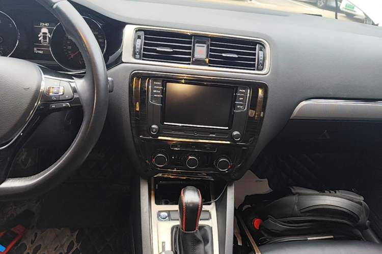 Used Volkswagen Sagitar 2018 280TSI DSG Ignite Edition Audio And AC Panel