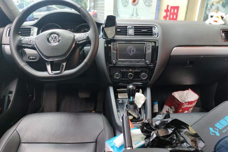 Used Volkswagen Sagitar 2018 1.6L Automatic Comfort Model Audio And AC Panel