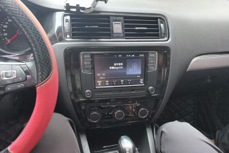 Used Volkswagen Sagitar 2018 1.6L Automatic Comfort Model Audio And AC Panel