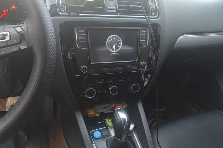 Used Volkswagen Sagitar 2018 1.6L Automatic Comfort Model Audio And AC Panel