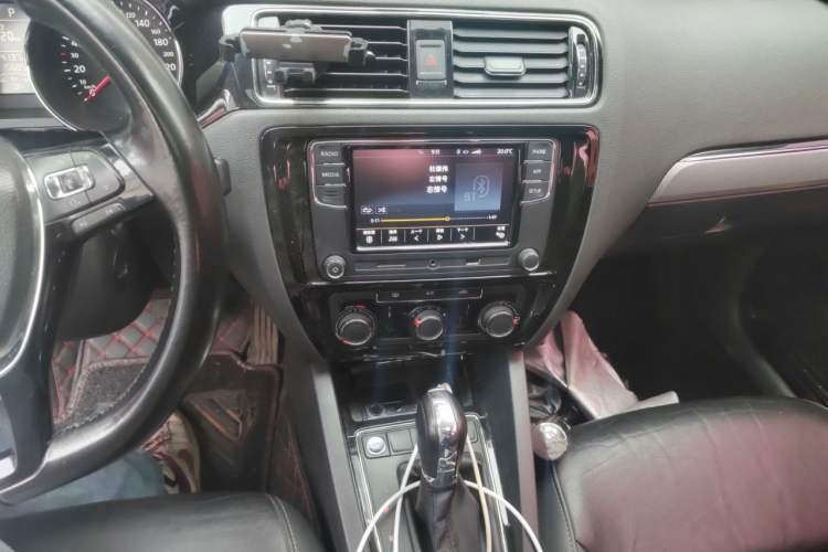 Used Volkswagen Sagitar 2018 1.6L Automatic Comfort Model Audio And AC Panel