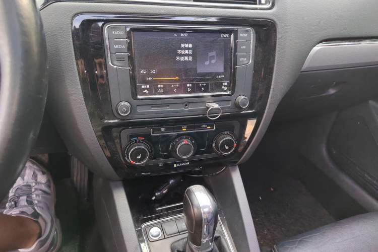 Used Volkswagen Sagitar 2018 180TSI DSG Prestige Edition Audio And AC Panel
