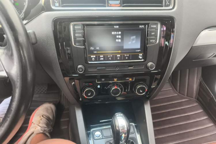 Used Volkswagen Sagitar 2018 180TSI DSG Prestige Edition Audio And AC Panel