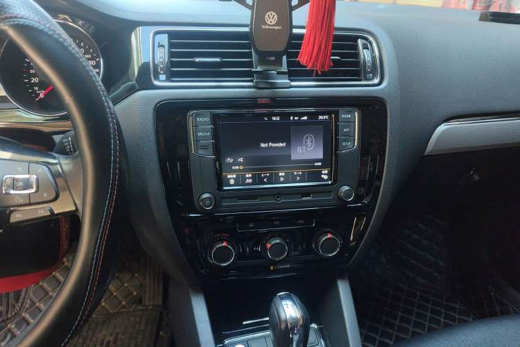 Used Volkswagen Sagitar 2018 1.6L Automatic Comfort Model Audio And AC Panel