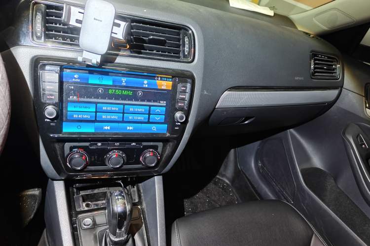 Used Volkswagen Sagitar 2018 1.6L Automatic Comfort Model Audio And AC Panel