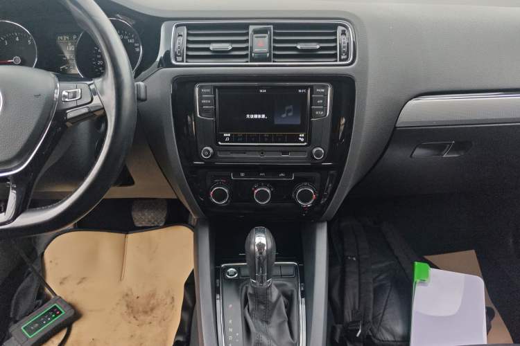 Used Volkswagen Sagitar 2018 1.6L Automatic Comfort Model Audio And AC Panel