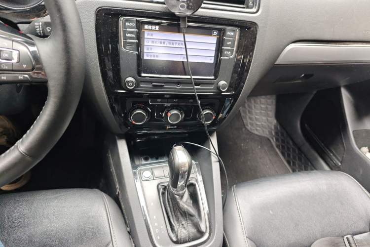 Used Volkswagen Sagitar 2018 1.6L Automatic Comfort Model Audio And AC Panel