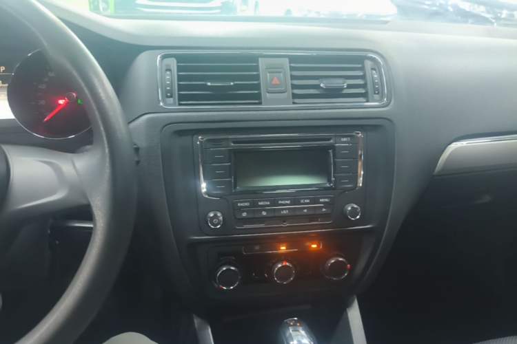 Used Volkswagen Sagitar 2018 1.6L Automatic Fashion Model Audio And AC Panel