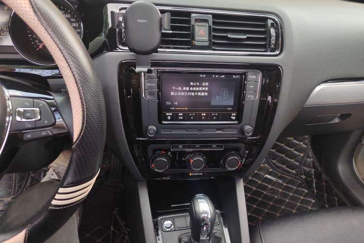 Used Volkswagen Sagitar 2018 1.6L Automatic Comfort Model Audio And AC Panel