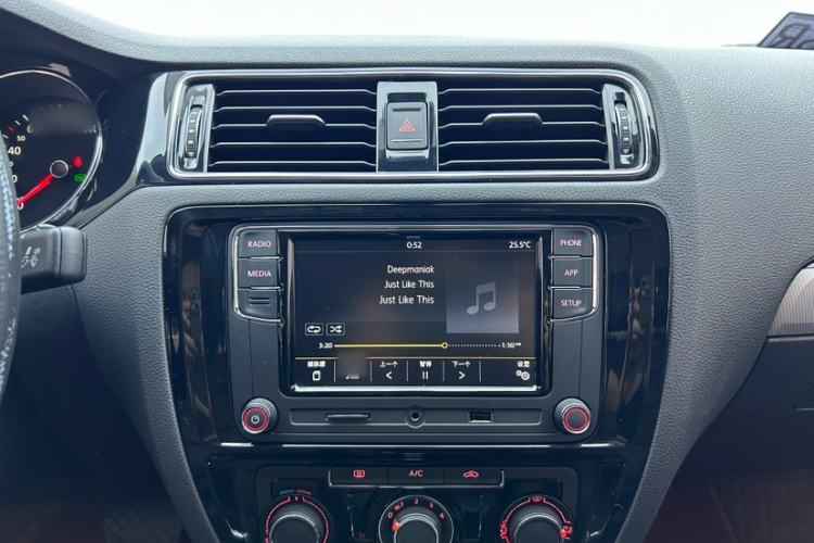 Used Volkswagen Sagitar 2018 1.6L Automatic Comfort Model Audio And AC Panel