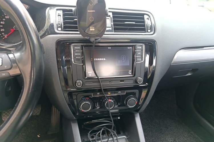Used Volkswagen Sagitar 2018 1.6L Manual Comfort Model Audio And AC Panel