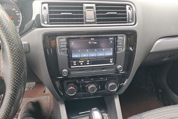 Used Volkswagen Sagitar 2018 1.6L Automatic Comfort Model Audio And AC Panel