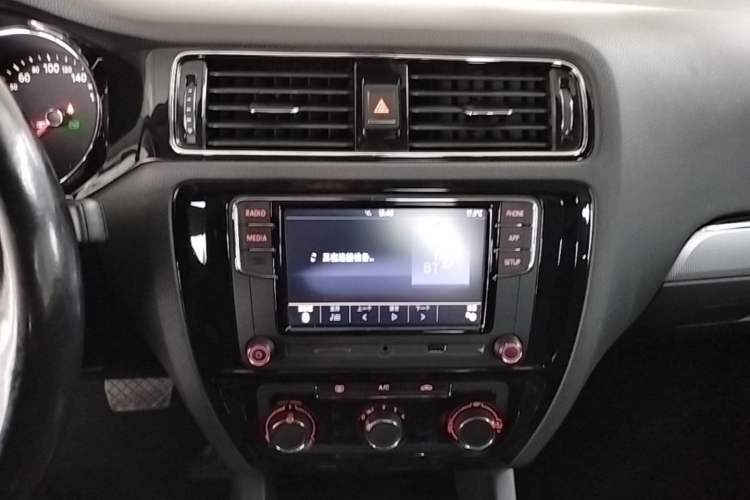 Used Volkswagen Sagitar 2018 1.6L Automatic Comfort Model Audio And AC Panel