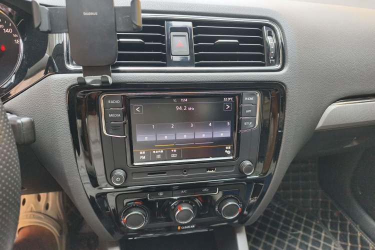 Used Volkswagen Sagitar 2018 1.6L Automatic Comfort Model Audio And AC Panel