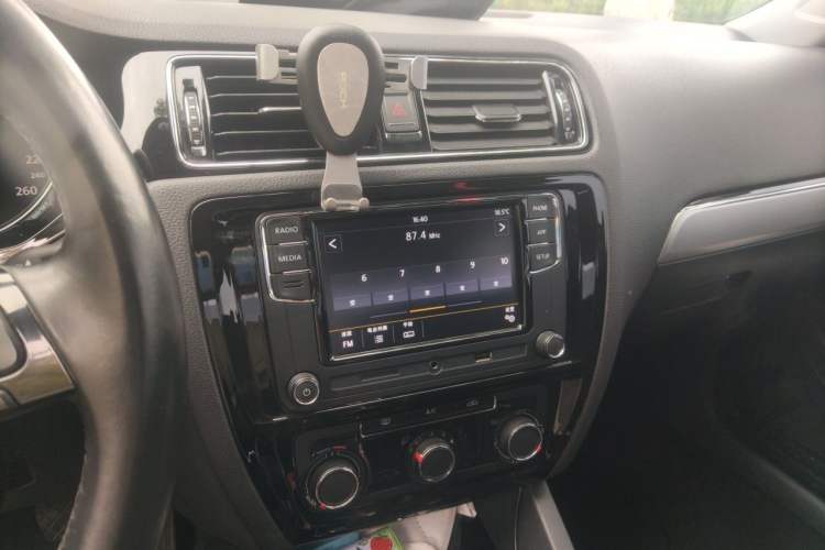 Used Volkswagen Sagitar 2018 1.6L Manual Comfort Model Audio And AC Panel